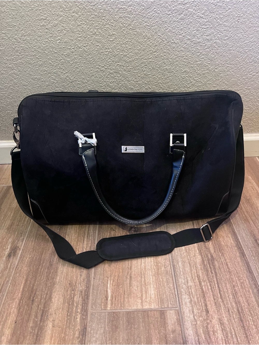London fog luggage shoulder weekend durable black z10